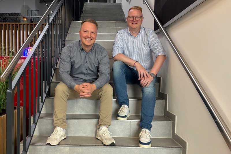 kuechenteam-leer-ueber-uns Modern orange kitchen